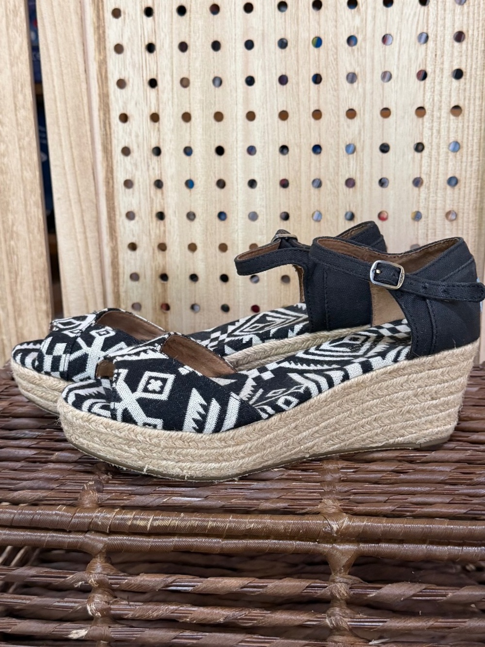 TOMS Black White Tribal Aztec Espadrille Wedges Ankle Strap